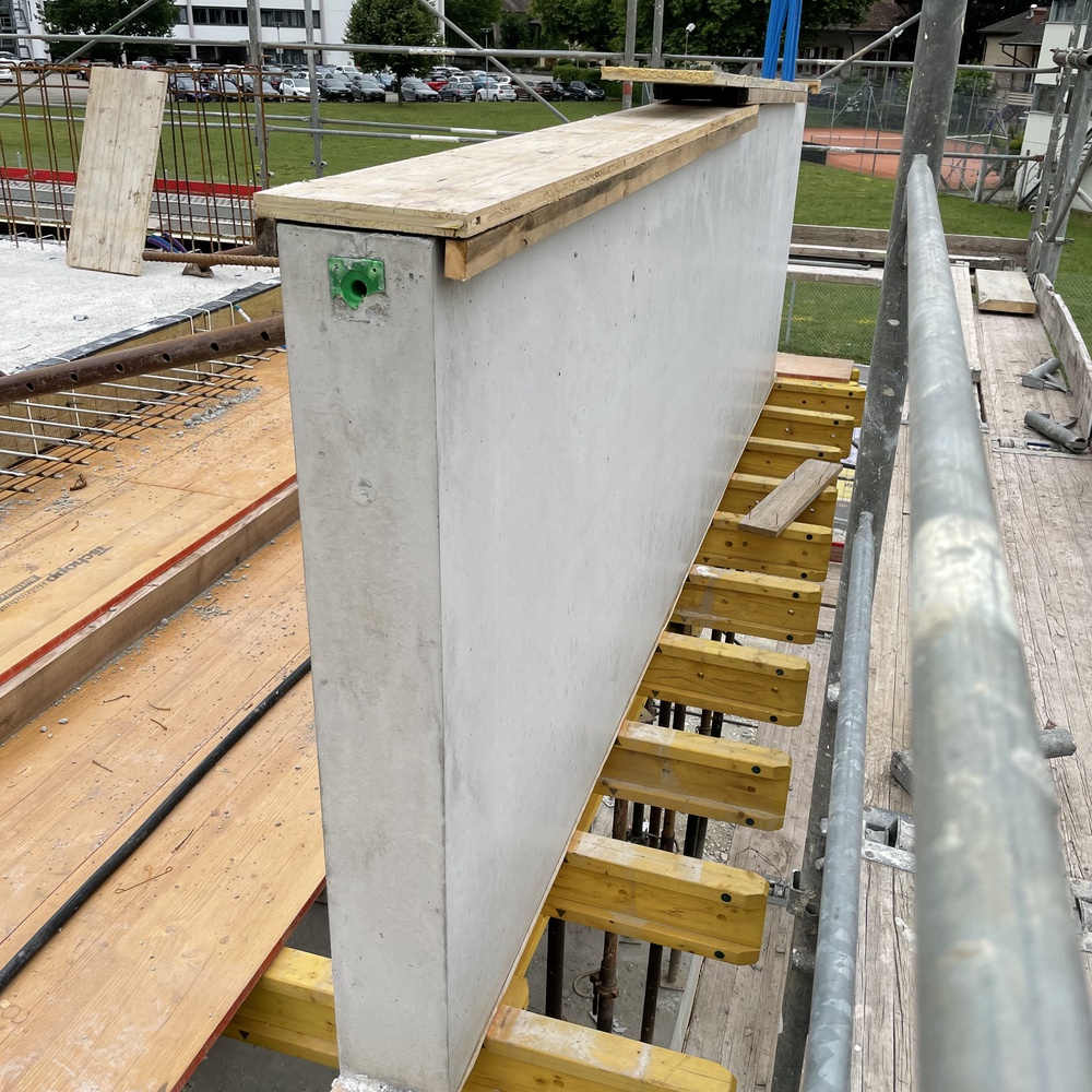 Sichtbetonbrüstung ohne sichtbare Decke und Arbeitsfuge. Mit grossflächiger Platte als Schalhaut.