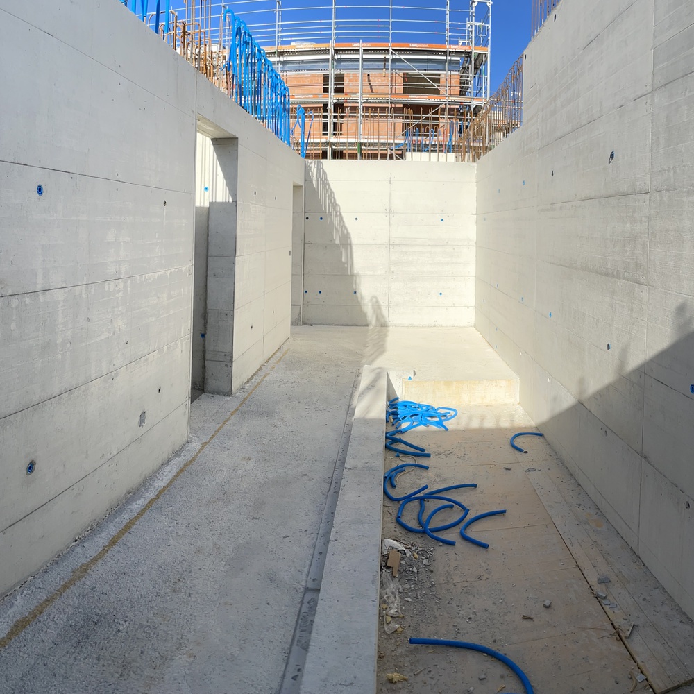 Sichtbeton können wir —> hier Sichtbetonwände im Treppenhaus in Frauenkappelen