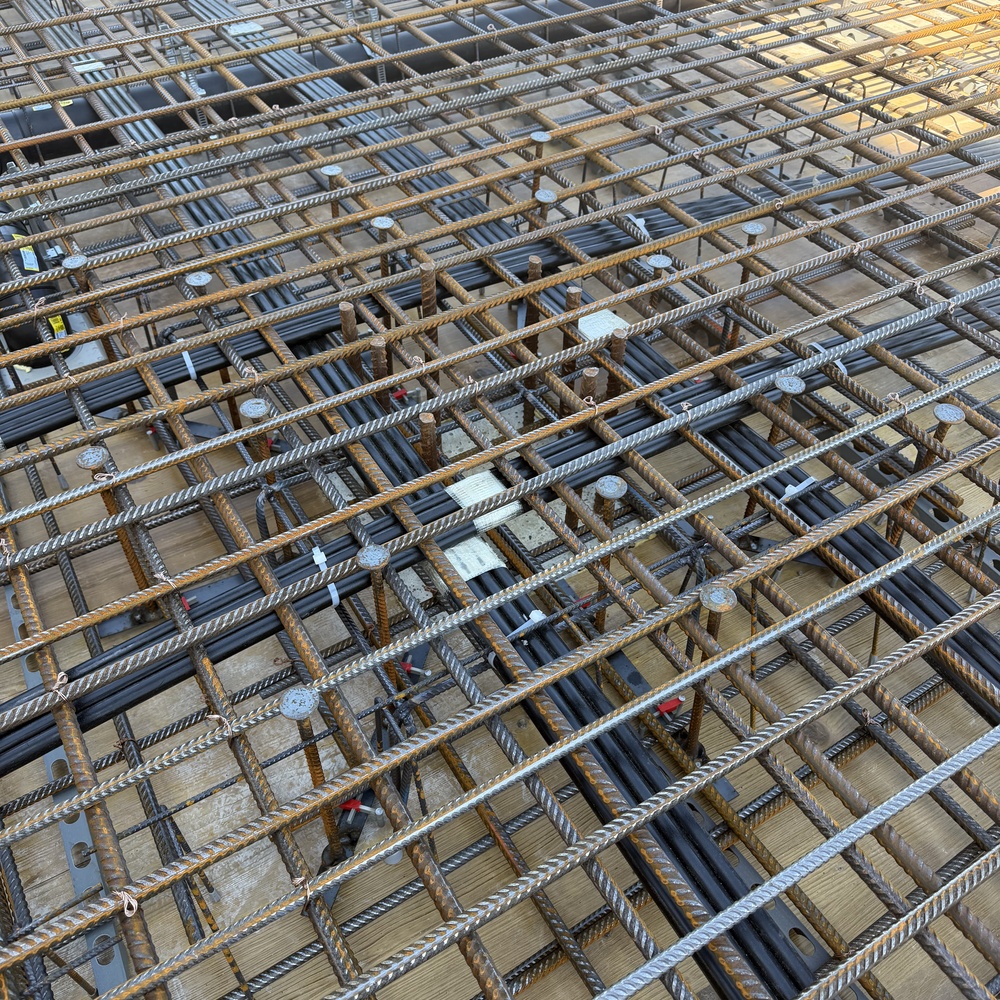 So sieht es im Inneren einer zukünftigen Betondecke aus.