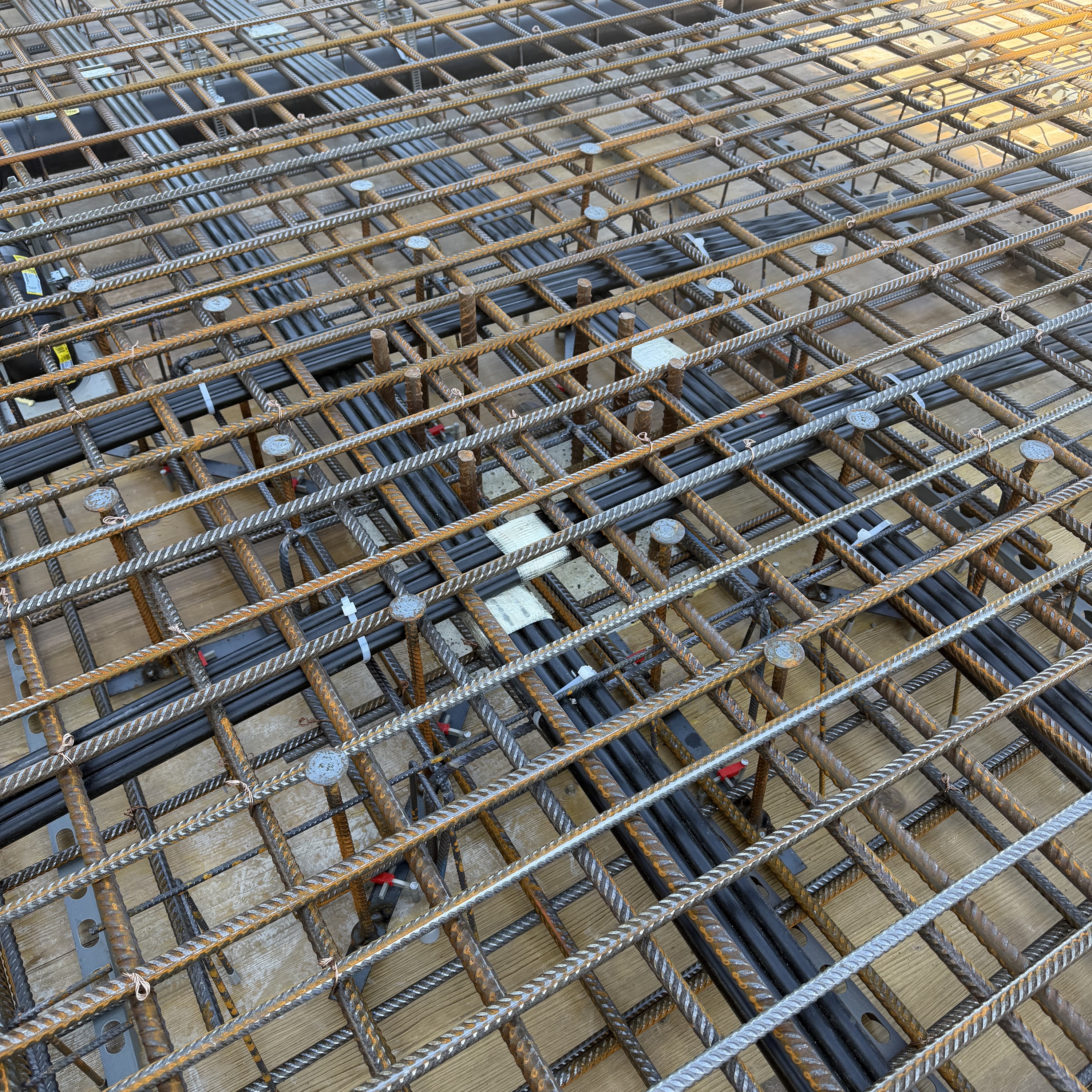 So sieht es im Inneren einer zukünftigen Betondecke aus.